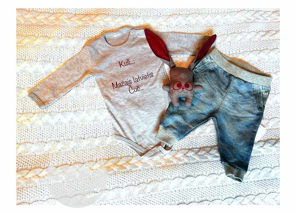 Latviskais bodijkrekliņš "Kuš...mazais latvietis čuč..." pelēkā tonī