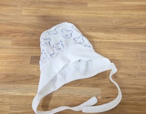 Zīdaiņu cepurīte sasienama ar flaneļa oderīti un lācīšiem