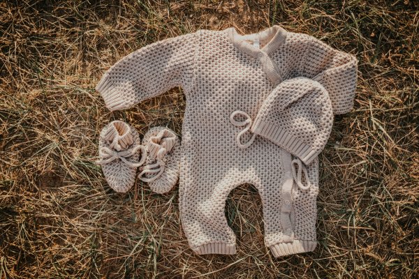 Bambusa-dzintara diegu adīts rāpulītis un cepurīte, pelēkā krāsā