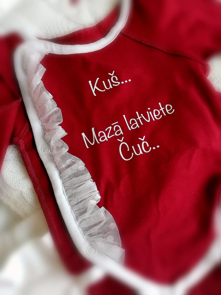 Zīdaiņu bodijkrekliņš bordo tonī  "Kuš...mazā latviete čuč..." tilla cakiņa